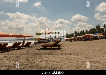 Am frühen Morgen am Legian Beach, wo die meisten Sonnenliegen leer waren und keine Touristen da waren Stockfoto