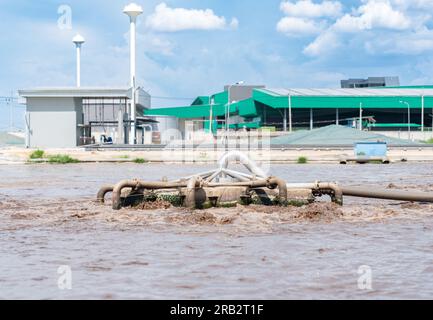 Belüftungssystem in einem Behandlungsteich, das den Sauerstoffgehalt des Wassers erhöhen sollte Stockfoto