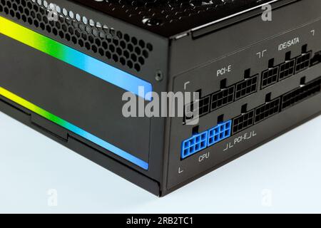 Netzteil IT-Computerteil für Systemeinheit-Montage an Computer auf weißem isoliertem Hintergrund Stockfoto