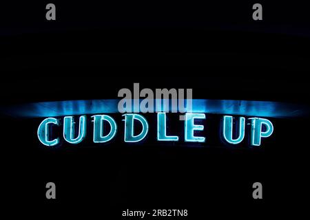 Kuscheliger Pavillon mit Neonschild bei Nacht, Glen Echo Park, MD, USA Stockfoto