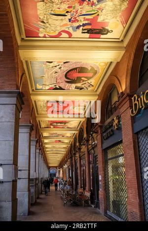 Architektonische Details der Cafés und Geschäfte in der Capitole, dem zentralen Hauptplatz der Stadt Toulouse, Frankreich Stockfoto