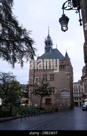 Architektonische Details der Capitole de Toulouse (Hauptstadt von Toulouse) Rückseite, Herz der Stadtverwaltung und Rathaus dieser Stadt Stockfoto