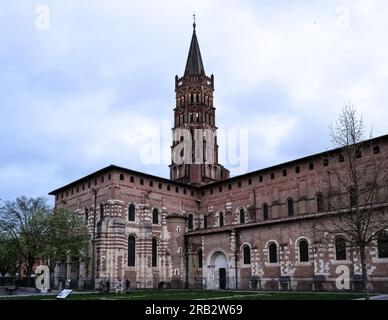 Architektonische Details der Basilika Saint-Sernin, einer Kirche in Toulouse, Frankreich, und der ehemaligen Abteikirche der Abtei Saint-Sernin Stockfoto