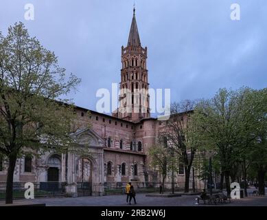 Architektonische Details der Basilika Saint-Sernin, einer Kirche in Toulouse, Frankreich, und der ehemaligen Abteikirche der Abtei Saint-Sernin Stockfoto