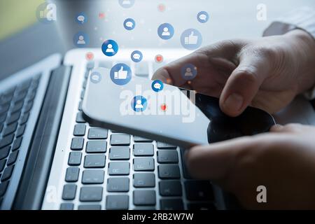 Freiberufliche Frau, die einen Laptop für Marketing oder Wiedergabe von sozialen Medien und Websites verwendet, Technologiekonzept für soziale Netzwerke. Stockfoto
