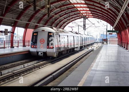 Delhi Metro-Zug Ankunft in Jhandewalan U-Bahn-Station in Neu-Delhi, Indien, Asien, Öffentliche Metro Abfahrt von Jhandewalan Station, in der mehr als Stockfoto