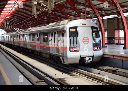 Delhi Metro-Zug Ankunft in Jhandewalan U-Bahn-Station in Neu-Delhi, Indien, Asien, Öffentliche Metro Abfahrt von Jhandewalan Station, in der mehr als Stockfoto