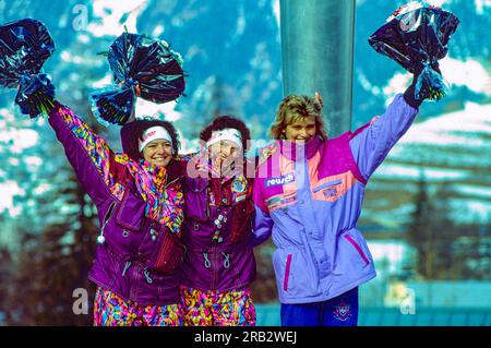 Doris Neuner (AUT) (C) Goldmedaillengewinnerin, Olympiameisterin mit ihrer Schwester Angelika Neuner (AUT) (L) Silbermedaillengewinnerin und Susi Erdmann (GER) Bronzemedaillengewinnerin, während des Frauen-Singles-Rodelwettbewerbs bei den Olympischen Winterspielen 1992 Stockfoto