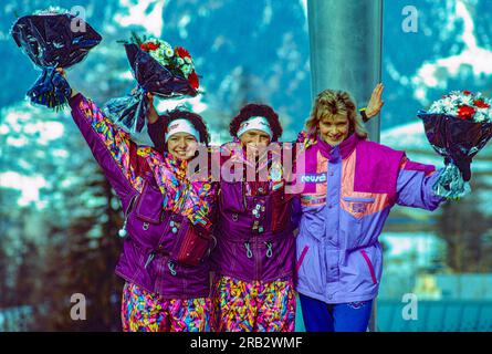 Doris Neuner (AUT) (C) Goldmedaillengewinnerin, Olympiameisterin mit ihrer Schwester Angelika Neuner (AUT) (L) Silbermedaillengewinnerin und Susi Erdmann (GER) Bronzemedaillengewinnerin, während des Frauen-Singles-Rodelwettbewerbs bei den Olympischen Winterspielen 1992 Stockfoto