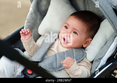 Glückliches Baby, das im Kinderwagen sitzt Stockfoto