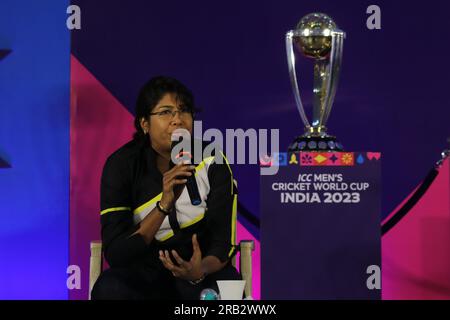 Nicht exklusiv: 06. Juli 2023, Kolkata, Indien: Ehemalige indische Cricketfrauen Jhulan Goswami spricht neben der Crickettrophäe der Weltmeisterschaft während des ICC Stockfoto