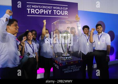 Nicht exklusiv: 06. Juli 2023, Kolkata, Indien: Schüler reagieren neben der Cricket-Trophäe während der ICC Männer Cricket World Cup Trophäe Tour in einer Schule Stockfoto