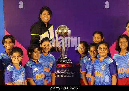 Nicht exklusiv: Juli 06,2023, Kolkata, Indien: Schüler mit ehemaligen indischen Frauen Cricketspieler Jhulan Goswami jubeln neben der Trophäe des International Cr Stockfoto