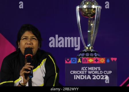 Nicht exklusiv: 06. Juli 2023, Kolkata, Indien: Ehemalige indische Cricketfrauen Jhulan Goswami spricht neben der Crickettrophäe der Weltmeisterschaft während des ICC Stockfoto