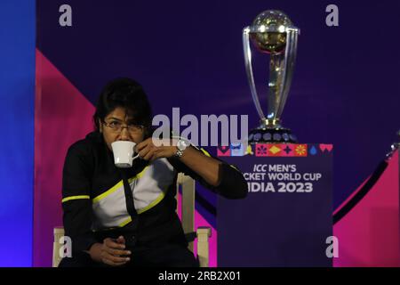 Nicht exklusiv: 06. Juli 2023, Kolkata, Indien: Ehemalige indische Cricketfrauen Jhulan Goswami spricht neben der Crickettrophäe der Weltmeisterschaft während des ICC Stockfoto