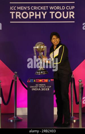 Nicht exklusiv: 06. Juli 2023, Kolkata, Indien: Ehemalige indische Cricketfrauen Jhulan Goswami hält während der ICC Men's Cr die Cricket-Trophäe bei der Weltmeisterschaft Stockfoto