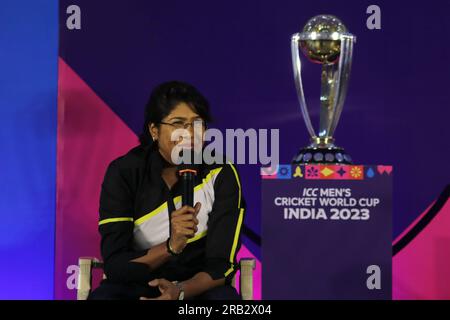 Nicht exklusiv: 06. Juli 2023, Kolkata, Indien: Ehemalige indische Cricketfrauen Jhulan Goswami spricht neben der Crickettrophäe der Weltmeisterschaft während des ICC Stockfoto