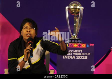 Nicht exklusiv: 06. Juli 2023, Kolkata, Indien: Ehemalige indische Cricketfrauen Jhulan Goswami spricht neben der Crickettrophäe der Weltmeisterschaft während des ICC Stockfoto