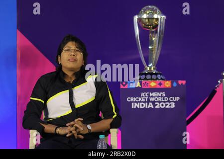 Nicht exklusiv: 06. Juli 2023, Kolkata, Indien: Ehemalige indische Cricketfrauen Jhulan Goswami spricht neben der Crickettrophäe der Weltmeisterschaft während des ICC Stockfoto