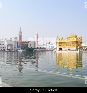 Wunderschöner Blick auf den Goldenen Tempel (Harmandir Sahib) in Amritsar, Punjab, Indien, das berühmte indische sikh-Wahrzeichen, den Goldenen Tempel, das wichtigste Heiligtum von Sikhs Stockfoto