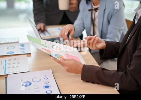 Nahaufnahme einer professionellen Geschäftsfrau, die während des Meetings Dokumente liest und liest. Stockfoto