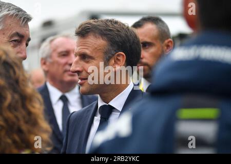 Cauterets Cambasque, Frankreich. 06. Juli 2023. Der französische Staatspräsident Emmanuel Macron spricht mit seinen Gästen und grüßt die Zuschauer nach der sechsten Etappe des Radrennen der Tour de France 110. über 144,9 Kilometer (90 Meilen), das in Tarbes beginnt und am Donnerstag, den 6. Juli 2023 in Cauterets-Cambasque, Frankreich, endet. Foto von Jeep.vidon/Pool/ABACAPRESS.COM Guthaben: Abaca Press/Alamy Live News Stockfoto