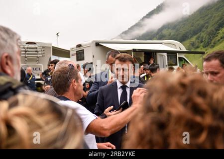 Cauterets Cambasque, Frankreich. 06. Juli 2023. Der französische Staatspräsident Emmanuel Macron spricht mit seinen Gästen und grüßt die Zuschauer nach der sechsten Etappe des Radrennen der Tour de France 110. über 144,9 Kilometer (90 Meilen), das in Tarbes beginnt und am Donnerstag, den 6. Juli 2023 in Cauterets-Cambasque, Frankreich, endet. Foto von Jeep.vidon/Pool/ABACAPRESS.COM Guthaben: Abaca Press/Alamy Live News Stockfoto