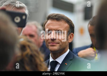 Cauterets Cambasque, Frankreich. 06. Juli 2023. Der französische Staatspräsident Emmanuel Macron spricht mit seinen Gästen und grüßt die Zuschauer nach der sechsten Etappe des Radrennen der Tour de France 110. über 144,9 Kilometer (90 Meilen), das in Tarbes beginnt und am Donnerstag, den 6. Juli 2023 in Cauterets-Cambasque, Frankreich, endet. Foto von Jeep.vidon/Pool/ABACAPRESS.COM Guthaben: Abaca Press/Alamy Live News Stockfoto