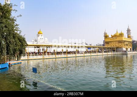 Wunderschöner Blick auf den Goldenen Tempel (Harmandir Sahib) in Amritsar, Punjab, Indien, das berühmte indische sikh-Wahrzeichen, den Goldenen Tempel, das wichtigste Heiligtum von Sikhs Stockfoto