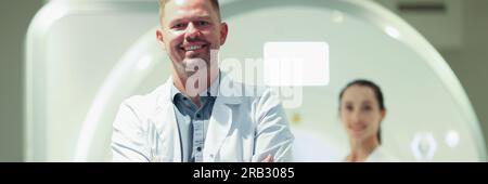 Glücklicher Therapeut oder mrt-Spezialist mit Patient in der Klinik Stockfoto