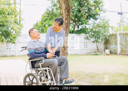 Ältere Menschen Paare Familienbetreuung lieben zusammen Mann sitzt im Rollstuhl, ältere Rentnerfrau glücklich mit Ehemann mit Behinderung Stockfoto