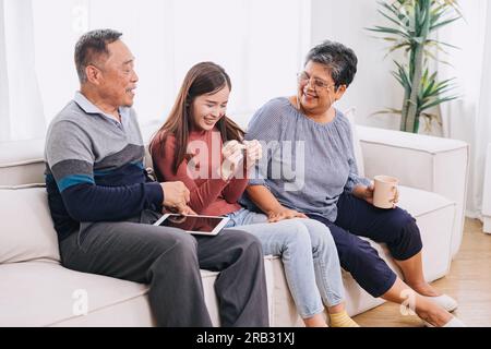 Tochter asiatisches Mädchen Teenager glücklich aufregend gern mit Schwangerschaftstest gefunden Schwangerschaftstest positiv glücklich, ein Baby gute Nachrichten mit reifen Eltern zu haben e Stockfoto