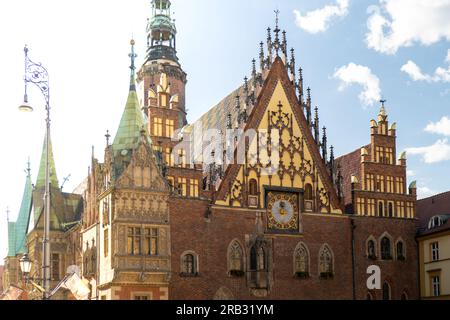 Breslau, Polen Mai 2023 zentraler Marktplatz Breslau mit alten Häusern. Historische Hauptstadt Schlesiens, Europa. Gebäude im Rathausstil. Altstadt-Wahrzeichen-Kathedralen-Kirche. Reiseziel Stockfoto