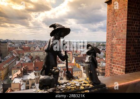 Breslau, Polen - Zwerge Mai 2022. Die Hexen Tekla und Martynka Polnisch: Czarownice Tekla i Martynka auf der Aussichtsplattform von St. Maria Magdalenes Kirche. Einer der berühmtesten Breslau-Zwerge Stockfoto