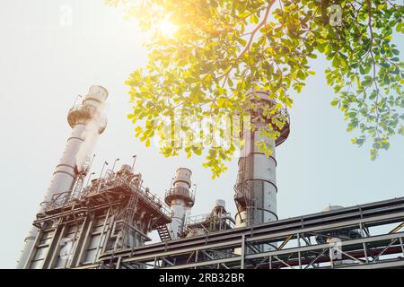 Umweltfreundliche Fabrik für Kraftwerke mit Bäumen, um Energie zu sparen und die Umwelt zu schonen. Stockfoto