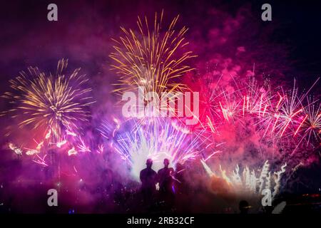 Quantico, Virginia, USA. 4. Juli 2023. USA Marines, Matrosen und ihre Familienmitglieder sehen das Feuerwerk während der jährlichen Marine Corps Base Quantico Independence Day Celebration am Lejeune Field in MCB Quantico, Virginia, 4. Juli 2023. Die Veranstaltung umfasste Auftritte von Country-Sänger Jay Allen und der Marine Corps Base Quantico Rock Band, Food Trucks, Spiele, Aktivitäten und eine Feuerwerksshow. Kredit: USA Marines/ZUMA Press Wire/ZUMAPRESS.com/Alamy Live News Stockfoto