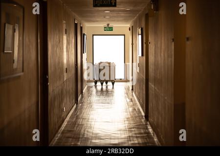 Hotelkleidung Wäschesammlung Wäschekorb Wäschekörbe Wäschekörbe Trolley für Zimmerhygienepersonal Stockfoto