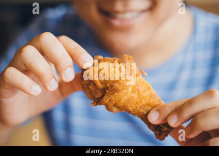 Happy Meal, Frau lächelt genieße frittiertes Hühnchen leckeres fettes Fast Food. Stockfoto