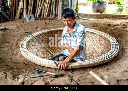 An Dan commune, Tuy an District, Phu Yen Province, Vietnam - 2. Juli 2023: Bambuskorbboot-Werkstatt für Fischer, die in der Nähe der Küste angeln Stockfoto