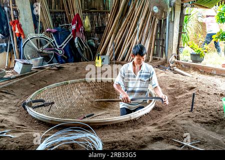 An Dan commune, Tuy an District, Phu Yen Province, Vietnam - 2. Juli 2023: Bambuskorbboot-Werkstatt für Fischer, die in der Nähe der Küste angeln Stockfoto