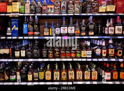 Schnapsflaschen, eine Flasche Alkohol in einem Schnapsladen Stockfoto