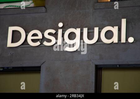Mailand , Italien - 07 05 2023 : desigual Facade Boutique-Markenbeschilderung und Logo-Schild an der Ladenwand Stockfoto