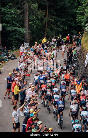 Cauterets Cambasque, Frankreich. 06. Juli 2023. Bild von Zac Williams/SWpix.com- 06/07/2023 - Radfahren - 2023 Tour de France - Stage 6 Tarbes nach Cauterets-Cambasque (144,9km) - Grupetto. Kredit: SWpix/Alamy Live News Stockfoto