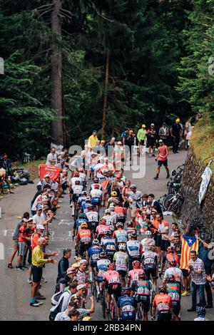 Cauterets Cambasque, Frankreich. 06. Juli 2023. Bild von Zac Williams/SWpix.com- 06/07/2023 - Radfahren - 2023 Tour de France - Stage 6 Tarbes nach Cauterets-Cambasque (144,9km) - Grupetto. Kredit: SWpix/Alamy Live News Stockfoto