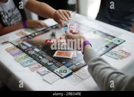 Dateifoto vom 19. Oktober 07/2015 von Wettbewerbern, die am britischen und irischen Finale der Monopoly World Championships in London teilgenommen haben. Brettspiele wie Monopoly und Snakes and Ladders - die auf Zahlen basieren - könnten kleine Kinder besser in Mathe machen, so neue Forschungsergebnisse. Ausgabedatum: Freitag, 7. Juli 2023. Stockfoto