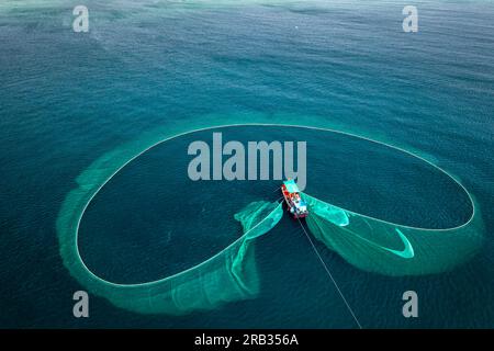 Fischer fischen Sardellen auf der Insel Hon Yen, Phu Yen, Vietnam Stockfoto