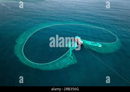 Fischer fischen Sardellen auf der Insel Hon Yen, Phu Yen, Vietnam Stockfoto