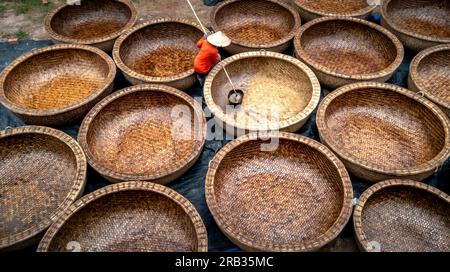 An Dan commune, Tuy an District, Phu Yen Province, Vietnam - 2. Juli 2023: Bambuskorbboot-Werkstatt für Fischer, die in der Nähe der Küste angeln Stockfoto