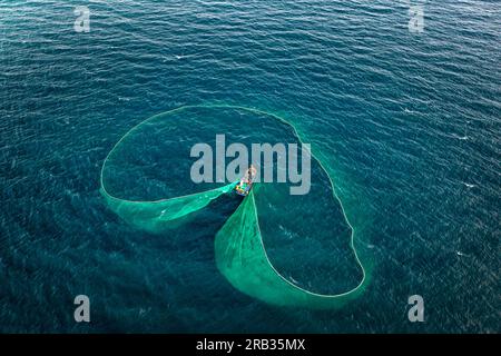 Fischer fischen Sardellen auf der Insel Hon Yen, Phu Yen, Vietnam Stockfoto