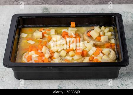 Artischocken mit Olivenöl auf grauem Hintergrund. Artischockengericht, zubereitet mit Kartoffeln, Karotten und Erbsen. Gesunde Vorspeisen. Lokaler Name zeytinyagli engi Stockfoto